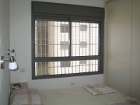 סורגית פרימיום אנכי - מבט מתוך הבית