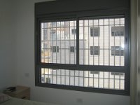 סורגית פרימיום אנכי - מבט מתוך הבית  הסורגית מדגם פרימיום ניתנת גם להרכבה על חלונות גדולים במיוחד