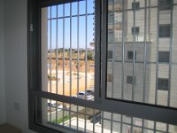 סורגית פרימיום אנכי - מבט מתוך הבית