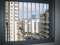 סורגית פרימיום אנכי - מבט מתוך הבית