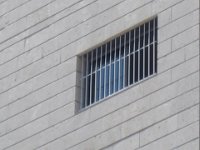 סורגית פרימיום אנכי - מבט מחוץ לבית