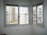 סורגית פרימיום אנכי - מבט מתוך הבית