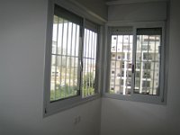 סורגית פרימיום אנכי - מבט מתוך הבית