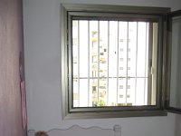 סורגית פרימיום אנכי - מבט מתוך הבית  מראה אלגנטי ויפה של סורג מודולרי במחיר השווה לכל כיס ובאספקה מידית.