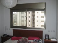 סורגית פרימיום אנכי - מבט מתוך הבית  במקרה זה ניתן לראות בבירור עד כמה סורגית מצילה חיים. המרחק בין סף החלון למיטה הוא קצר ביותר