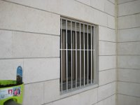 סורגית פרימיום אנכי - מבט מחוץ לבית  הסורג מתכוונן בקלות למידותיו של החלון. על שצריך הוא לעשות כמה חורים, לדפוק דיבלים, לכוון את הסורג ולהבריג את הברגים וזה הכל.