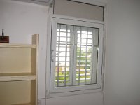 סורגית פרימיום אנכי - מבט מתוך הבית  דוגמה למצב שבו יש צורך להתקין את הסורג בין התריס לחלון כי אין מספיק מקום בדופן החיצוני של החלון. בזכות העובדה שהסורג מתכוונן למידות החלון ניתן להכניסו פנימה בין התריס לחלון.