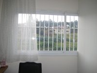 סורגית פרימיום אנכי - מבט מתוך הבית