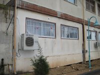 סורגית פרימיום אנכי - מבט מחוץ לבית  צילום של בית עסק בדירת סטודיו - במקרה זה הסורגים נועדו להרתיע גנבים מזדמנים.