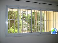 סורגית פרימיום אנכי - מבט מתוך הבית