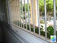 סורגית פרימיום אנכי - מבט מתוך הבית