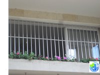 סורגית פרימיום אנכי - מבט מחוץ לבית  בזכות העובדה שהסורגים מודולריים וניתנים לשרשור כיחידות מודולריות, ניתן לשרשר אינספור סורגים ולסרג חלונות גדולים במיוחד.