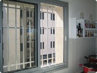 סורגית פרימיום אנכי - מבט מתוך הבית