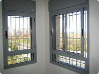 סורגית פרימיום אנכי - מבט מתוך הבית