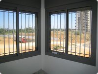 סורגית פרימיום אנכי - מבט מתוך הבית