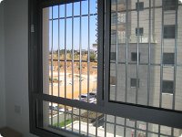 סורגית פרימיום אנכי - מבט מתוך הבית